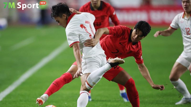 Kèm người: Con dao hai lưỡi trong bóng đá tốc độ cao